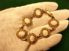 GRACEFUL VTG LADY’S YELLOW GOLD FILLED BRACELET W/VERY LIGHT PINK/WHITE CAMEOS