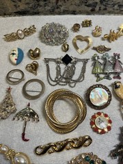 Vintage Brooch Pin Lot Gold Tone Silver Tone Mixed Materials 33 Pc Stones Ect