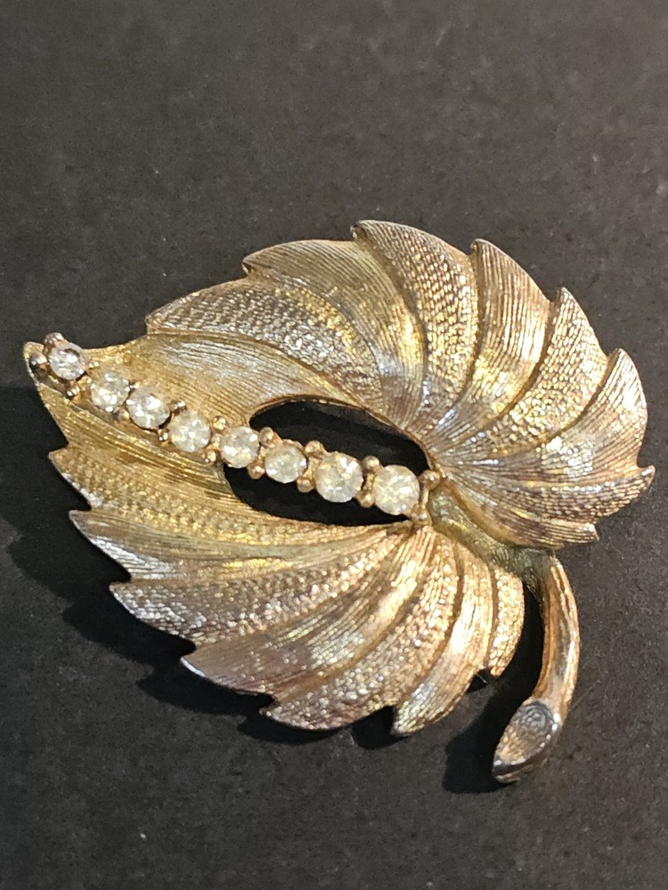 Vintage Brooch Gold Tone Leaf Textured Prong Set Rhinestones Center