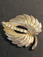 Vintage Brooch Gold Tone Leaf Textured Prong Set Rhinestones Center