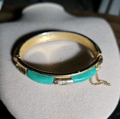 Vintage Apple Green Faux Jade Hinged Clamper Bracelet Bangle Estate find Chain