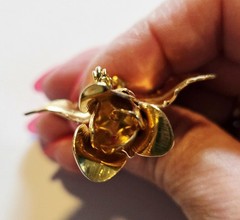 Vintage Elegant 3D Gold-Tone Rose Flower Brooch with Textured Leaves