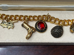 Vtg. Crest Craft United States Army Goldtone Charm Bracelet with Charms 6.75″