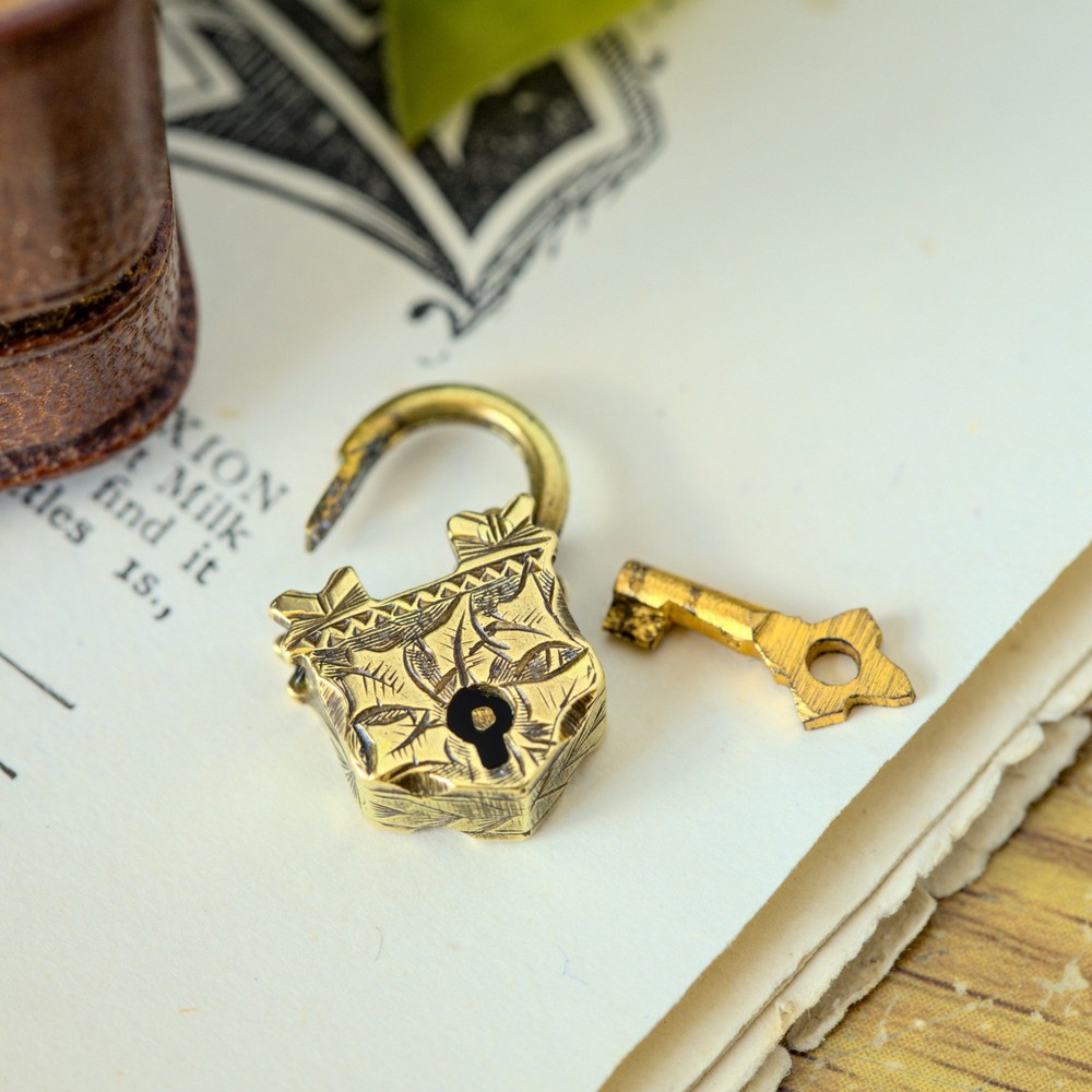 TINY ANTIQUE VICTORIAN ENGLISH 9K GOLD ORNATE PADLOCK CLASP PENDANT CHARM c1860