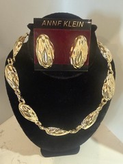 VTG Anne Klein Bold Hammered Gold Tone Link Necklace Clip On Earrings Set
