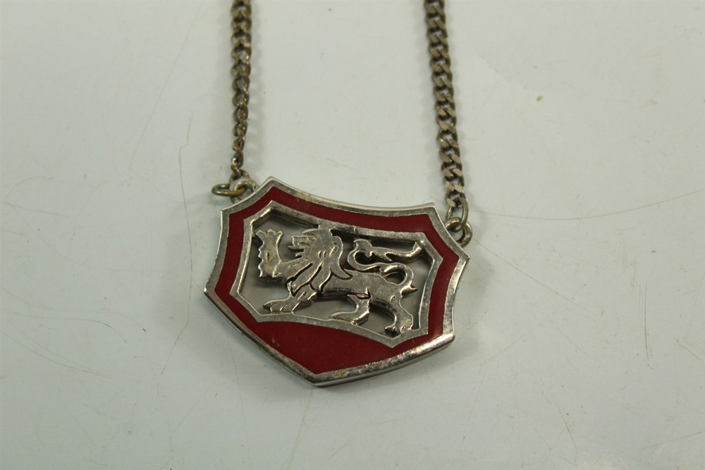 Vintage English Hallmark Lion Pendant Necklace With 16-1/2″ Chain