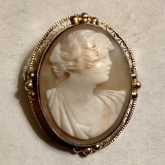 ANTIQUE CARVED SHELL CAMEO PENDANT / BROOCH – GOLD / SILVER
