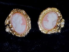 Vtg Goldtone Acrylic Cameos Facing Each Other 3D Frame Flower Faux Pearl Center