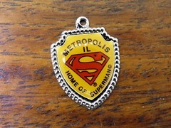 Vintage silver ILLINOIS METROPOLIS SUPERMAN HOME DC COMICS SHIELD charm 4-45