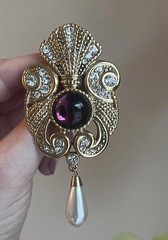 Signed Jeff Lieb Gold Tone Purple Rhinestone Pin Brooch Faux Pearl Stunning H2-6