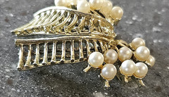 Vintage Jewelry Faux Pearl Gold Tone Bow Pin Brooch