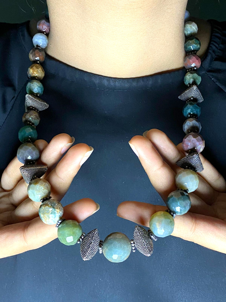 Timeless Charm Antique Stone Necklace – Exquisite Elegance for All Occasions