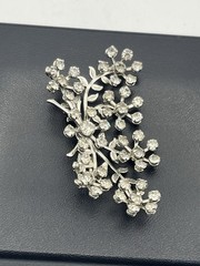Silver tone clear rhinestone flower daisy cluster vintage brooch pin