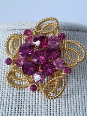 Vintage Weiss rhinestone brooch with 16 gorgeous rhinestones. 6.4 and 2 mm stone