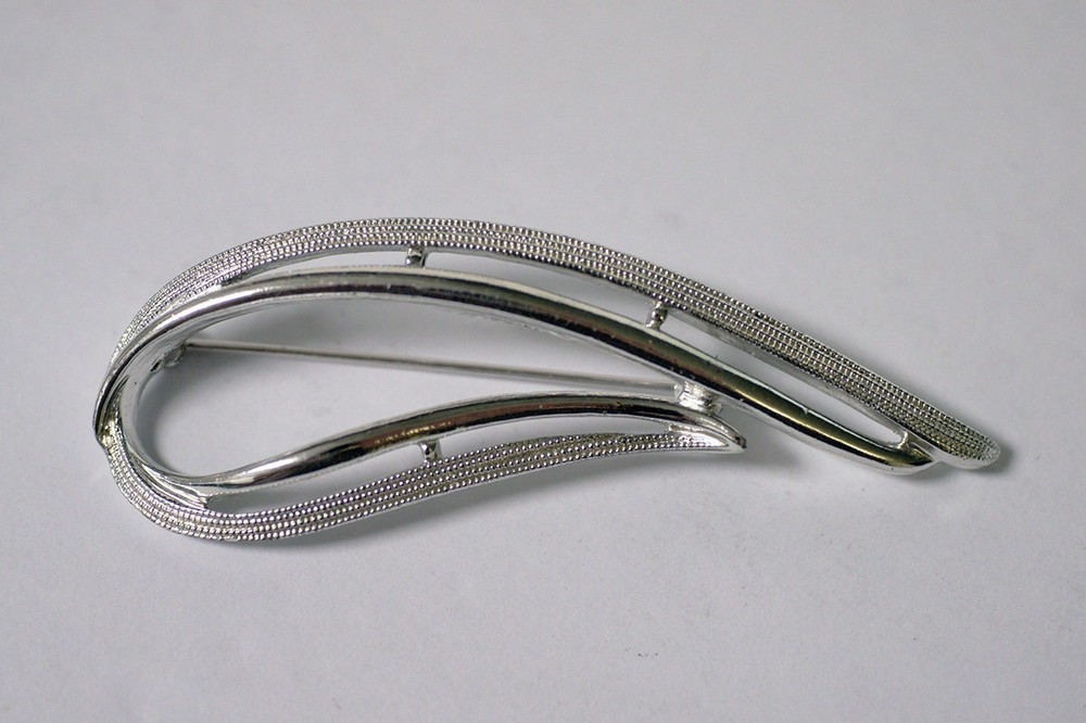 Elegant 1960s Vintage Sarah Coventry Textured Silver Tone Brooch