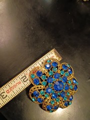 vintage weiss Signed blue rhinestone And Goldtone brooch