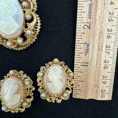 VTG Florenza Cameo Gold Tone Pearls Brooch Pendant And Clip On Earings