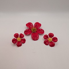 VTG Bright Red-Gold Metal Enamel Flower Power Brooch & Clip On Earring Set