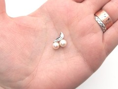Vintage 14k White Gold Pearl Leaf pendant Minimalist Estate Jewelry 1.5 grams