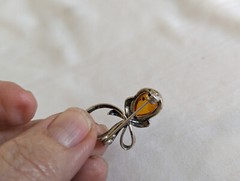 Sterling silver teardrop amber brooch 1.25″ across 2.8g