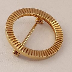 Vintage 14k Textured Circle Brooch. 7/8 Diameter. 2mm Thick. 2.8 Grams. Sturdy.