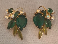 Vintage Mid Century Emerald Green Rhinstone Clip On Earrings Floral Cluster D&E