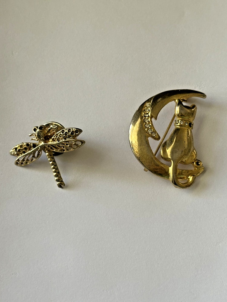 Assorted Animal Gold Toned Pin and Brooch (Dragonfly and Cat with Moon)