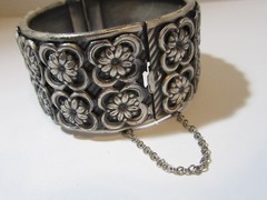 WIDE DARKENED ANTIQUED PEWTER TONE HINGED BRACELET RAISED FLOWERS