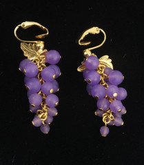 1989 Avon Frosted Purple Grapes Clip Earrings Gold Tone Dangle Drop Cluster