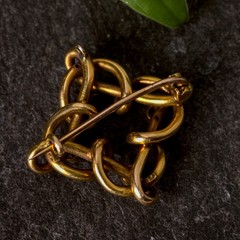 QUALITY ANTIQUE VICTORIAN ENGLISH 15K GOLD DIAMOND SAPPHIRE ETERNAL KNOT BROOCH