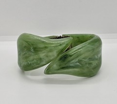 Vintage 1960 MCM Green Marbled Twist Lucite Clamper Bangle Bracelet 7″ Hong Kong
