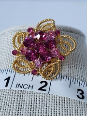 Vintage Weiss rhinestone brooch with 16 gorgeous rhinestones. 6.4 and 2 mm stone