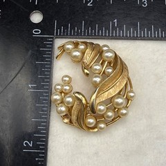 Vintage Trifari Textured Leaf Brooch Gold Tone Imitation Pearl Cluster Signed