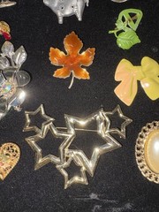 Lot Of 33 Vintage Costume Broaches Brooches Pins Estate Sale Finds Jewelry