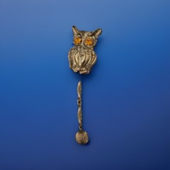 VTG Gold-tone metal articulated owl brooch with rhinestone eyes and dangle chain