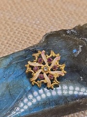 Antique Gilt Metal Dark Pink Rhinestone Pinwheel Ribbon Brooch 1″