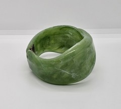 Vintage 1960 MCM Green Marbled Twist Lucite Clamper Bangle Bracelet 7″ Hong Kong