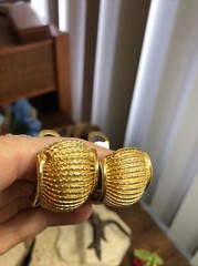 Vintage I.N.A.R Gold tone Ribbed Scalloped Clip on Earrings 15.3g, 1 1/8″ Italy