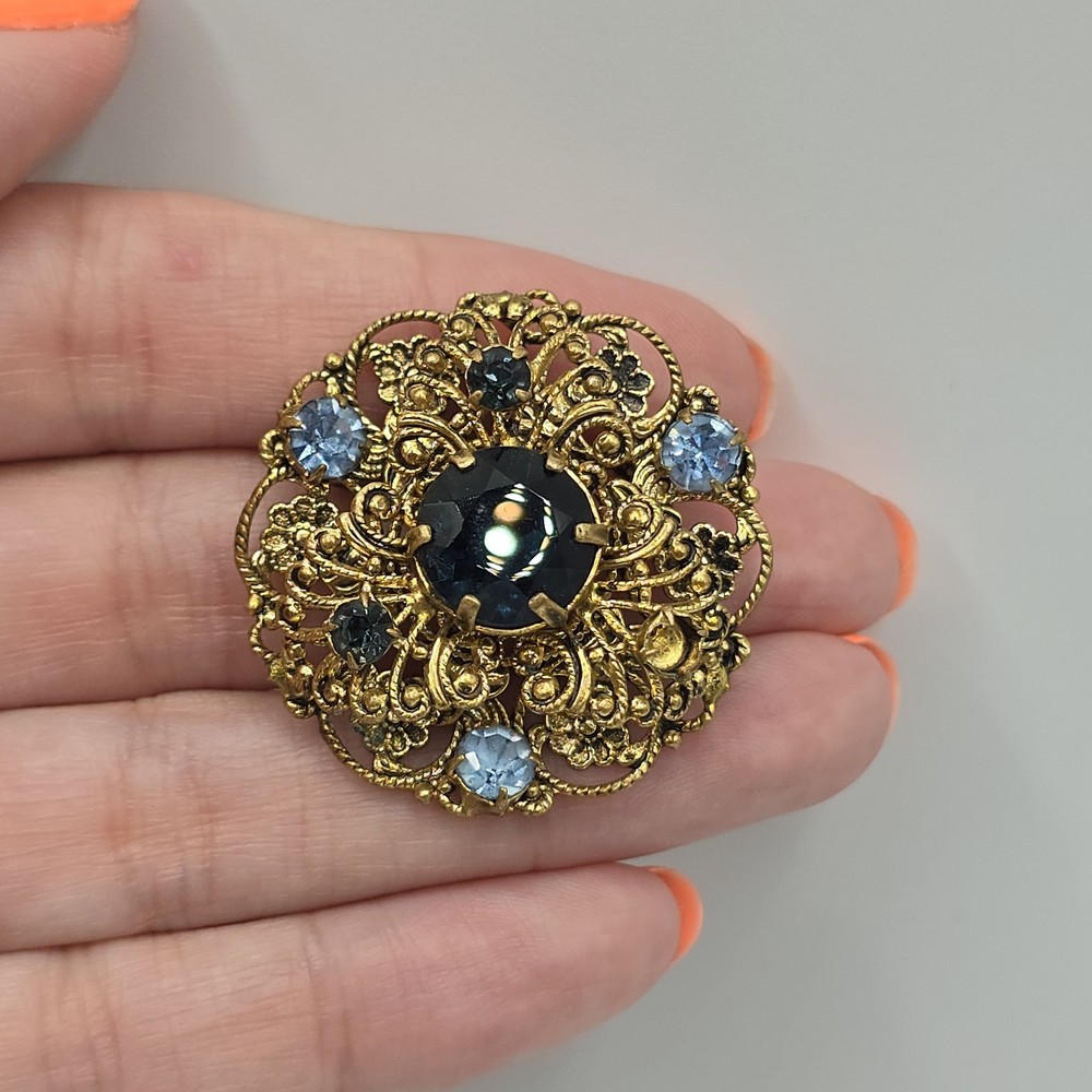 VTG Blue Glass Rhinestone Brooch Czechoslovakia Filigree Gold Tone 1-7/16″ READ