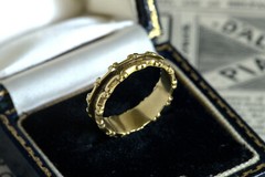 UNUSUAL ANTIQUE EARLY VICTORIAN ENGLISH 15K GOLD SCROLLING MOURNING RING c1840