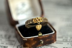 ANTIQUE VICTORIAN ENGLISH 15K GOLD HAIR MOURNING RING w/ TINY HEART CHARM c1850
