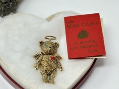 THE BEAR CLUB 24k Gold-Plated Pewter Teddy Bear Pin in Heart Shaped Box 1996