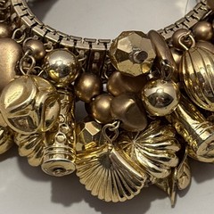 VTG Cha Cha charm/bead cluster expansion bracelet. Dangle silvertone beads. J-37