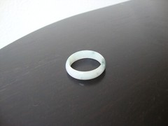 VINTAGE 1970s HONG KONG HANDMADE MOTTLE LIGHT GREEN JADE 2MM X 6MM BAND SZ 11.25