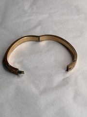Vtg 60s Gold Plated Hinged Bangle Bracelet 1/4”w Floral Etched Detail Oval Shape