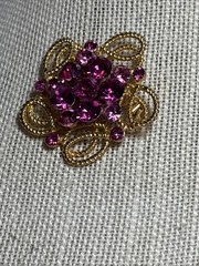 Vintage Weiss rhinestone brooch with 16 gorgeous rhinestones. 6.4 and 2 mm stone