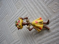 VINTAGE RARE 1950’s HAWAIIAN POLYNESIAN LADY FRUIT SELLER BROOCH PIN UNUSED