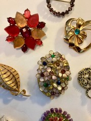 Vintage 16 Piece Brooch/Pin Lot Avon/ Winard/SCoventry/Anselle/Rhinestone Other
