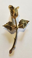 Vintage Elegant 3D Gold-Tone Rose Flower Brooch with Textured Leaves