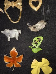 Lot Of 33 Vintage Costume Broaches Brooches Pins Estate Sale Finds Jewelry